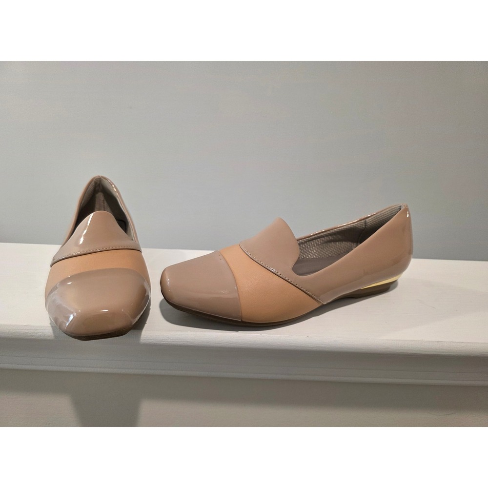 Womens sz 8 NWOT Ortho+Rest Tan Beige Patent Square Toe Loafers Gold Heel Accent